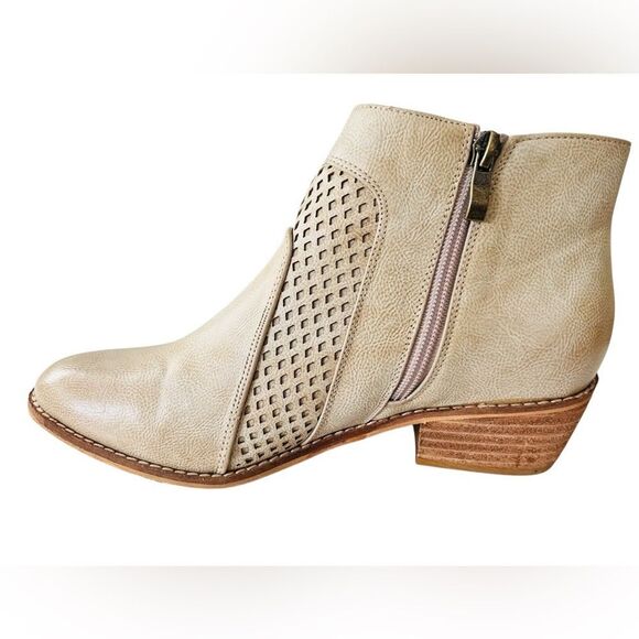 Beast Fashion Women's Beige/ light tan lace up Ankle Boots size 8. - Picture 3 of 7